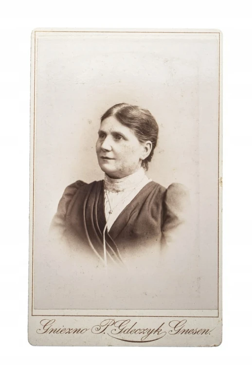 STARA FOTOGRAFIA - KOBIETA W SUKNI, ATELIER GNIEZNO 1900