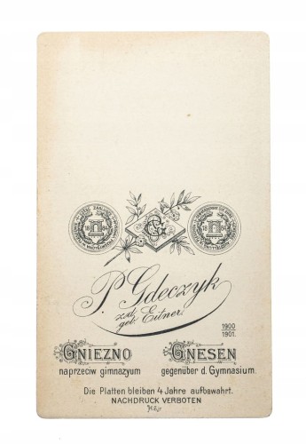 STARA FOTOGRAFIA - KOBIETA W SUKNI, ATELIER GNIEZNO 1900