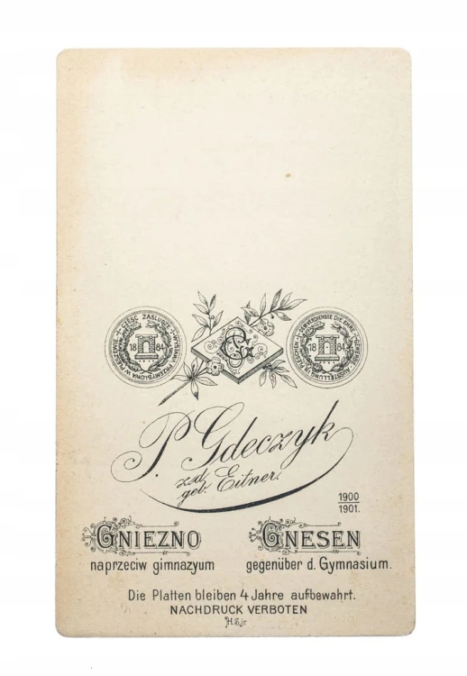 STARA FOTOGRAFIA - KOBIETA W SUKNI, ATELIER GNIEZNO 1900