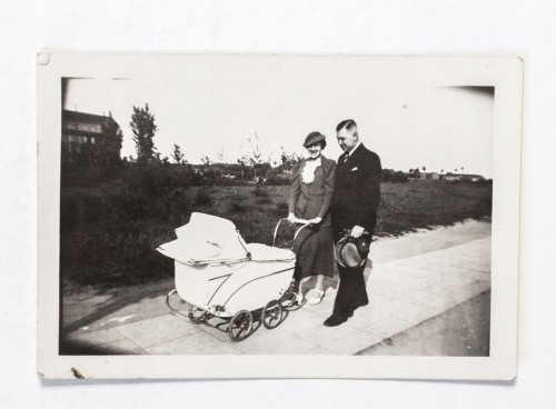STARA FOTOGRAFIA - RODZICE Z DZIECKIEM W WÓZKU, POZNAŃ GROBLA 1937