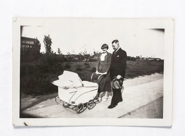 STARA FOTOGRAFIA - RODZICE Z DZIECKIEM W WÓZKU, POZNAŃ GROBLA 1937