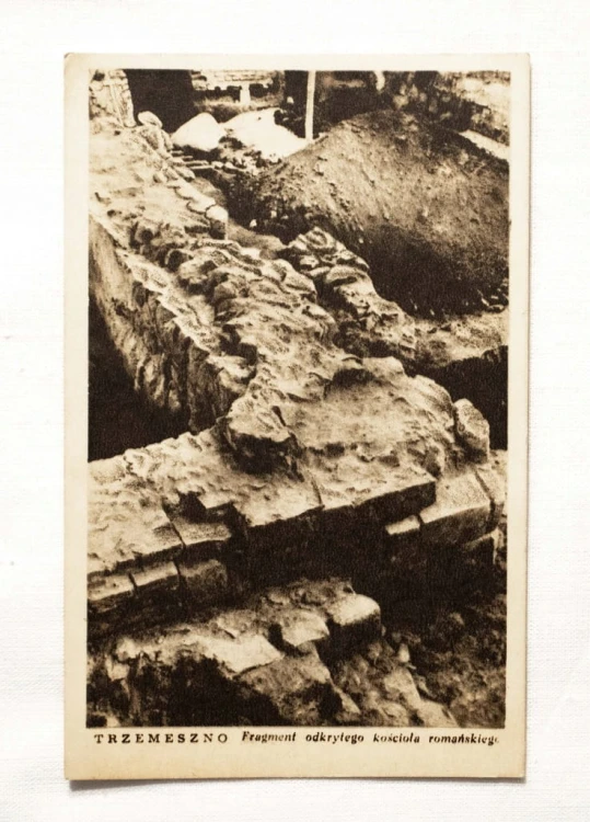 TRZEMESZNO - FRAGMENT ODKRYTEGO KOŚCIOŁA l. 50
