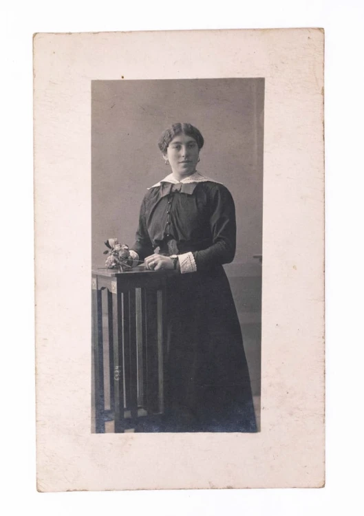 STARA FOTOGRAFIA - KOBIETA W SUKNI, ATELIER SZYMKOWIAK, POZNAŃ II RP
