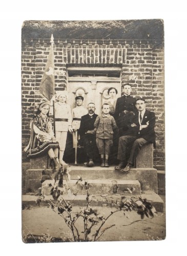 STARA FOTOGRAFIA RODZINA, WOJSKOWI, SZTANDAR l. 10