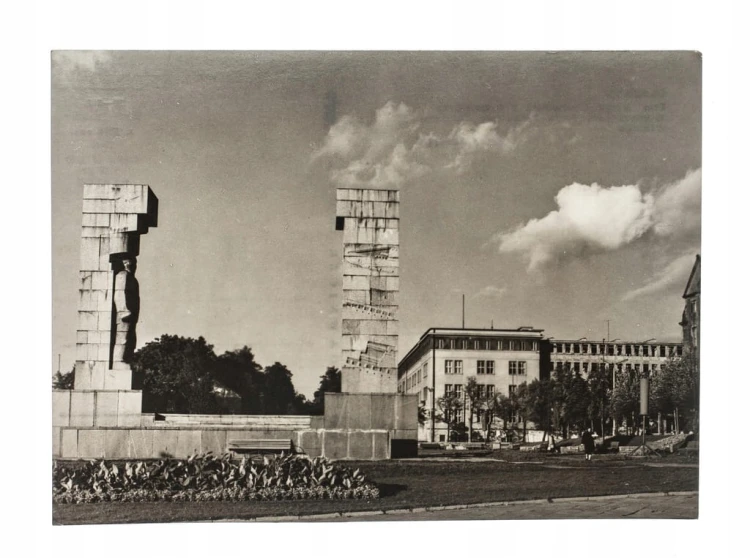 OLSZTYN - PLAC ARMII CZERWONEJ, POMNIK l. 50/60