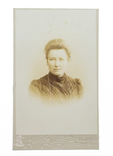 KOBIETA W SUKNI - ATELIER BRUNSZWIK