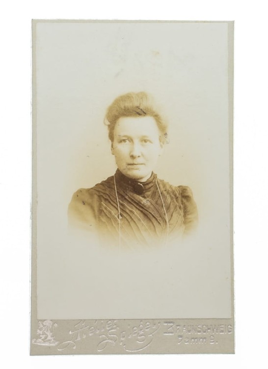 KOBIETA W SUKNI - ATELIER BRUNSZWIK