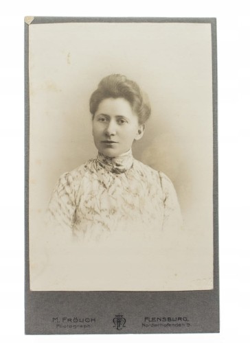 KOBIETA W SUKNI - ATELIER FLENSBURG 1905