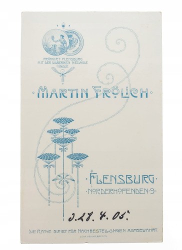 KOBIETA W SUKNI - ATELIER FLENSBURG 1905