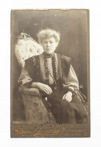 KOBIETA NA FOTELU - ATELIER SZTOKHOLM
