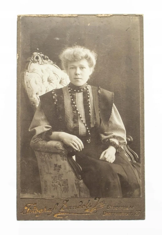 KOBIETA NA FOTELU - ATELIER SZTOKHOLM
