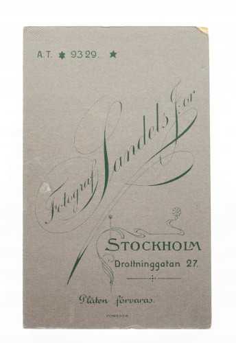 KOBIETA NA FOTELU - ATELIER SZTOKHOLM