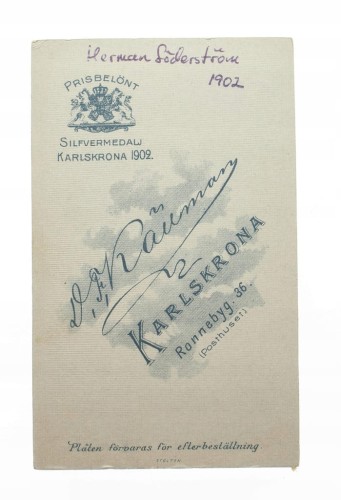 MŁODY MĘŻCZYZA - ATELIER KARLSKRONA 1902