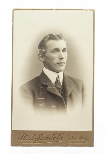 MĘŻCZYZNA W GARNITURZE - ATELIER SZTOKHOLM