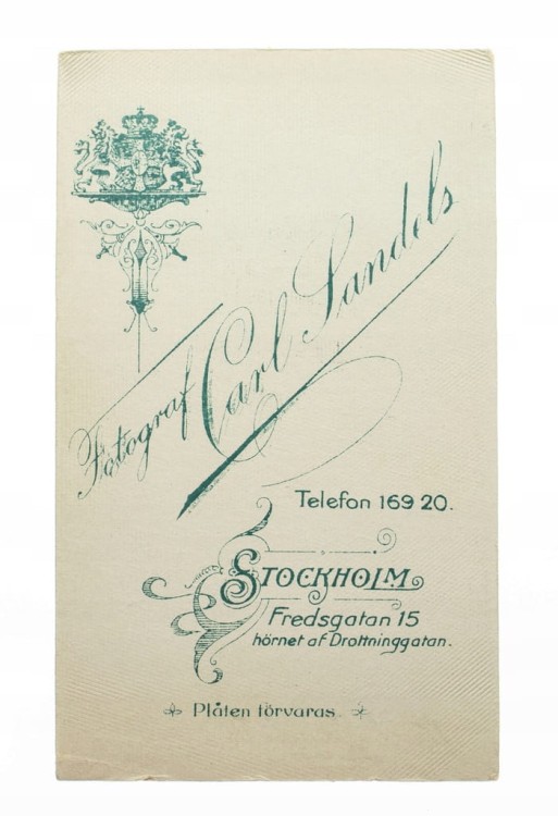 MĘŻCZYZNA W GARNITURZE - ATELIER SZTOKHOLM