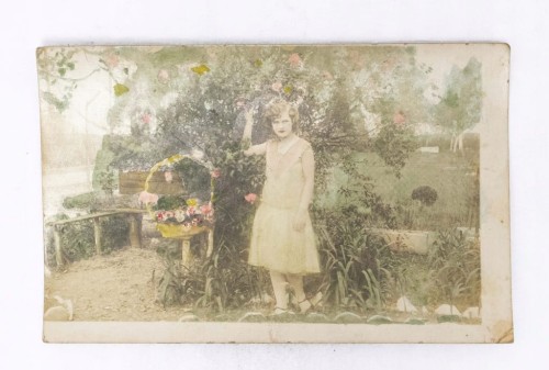 STARA FOTOGRAFIA - KOBIETA W OGRODZIE, ŻNIN 1931
