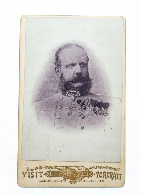 FOT. MEŻCZYZNA W MUNDURZE Z ODZNACZENIAMI 1903