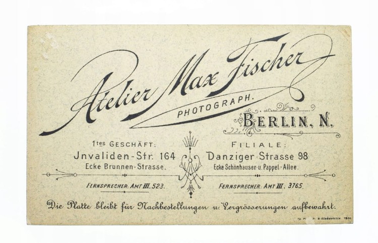 FOTOGRAFIA - MĘŻCZYZNA W GARNITURZE ATELIER BERLIN