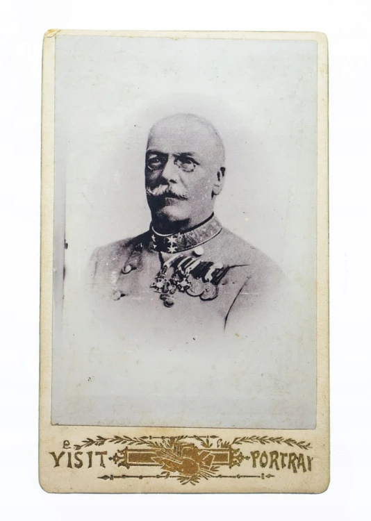 FOT. MEŻCZYZNA W MUNDURZE Z ODZNACZENIAMI 1903