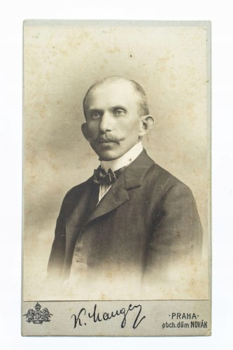 FOTOGRAFIA - MĘŻCZYZNA W GARNITURZE ATELIER PRAGA