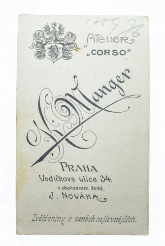 FOTOGRAFIA - MĘŻCZYZNA W GARNITURZE ATELIER PRAGA