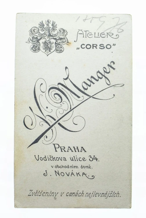 FOTOGRAFIA - MĘŻCZYZNA W GARNITURZE ATELIER PRAGA