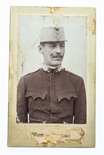 FOTOGRAFIA - MĘŻCZYZNA W MUNDURZE BUDAPESZT