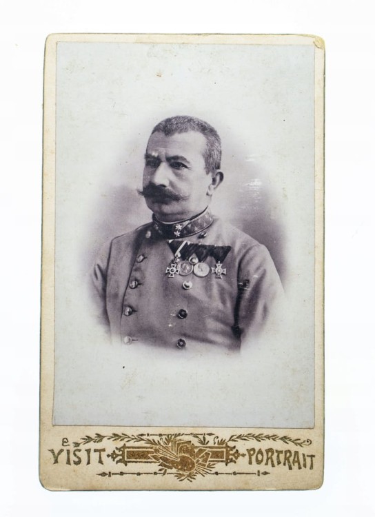 FOT. MEŻCZYZNA W MUNDURZE Z ODZNACZENIAMI 1903