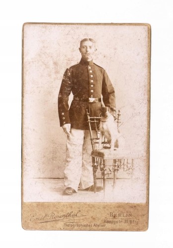 STARA FOTOGRAFIA - MĘŻCZYZNA W MUNDURZE Z PSEM, ATELIER BERLIN