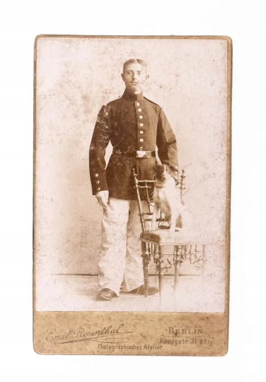 STARA FOTOGRAFIA - MĘŻCZYZNA W MUNDURZE Z PSEM, ATELIER BERLIN