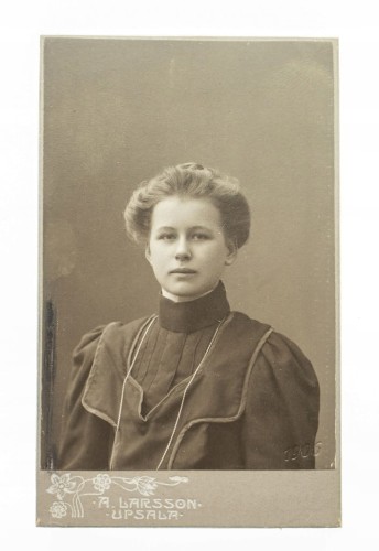 KOBIETA W SUKNI - ATELIER UPPSALA 1906