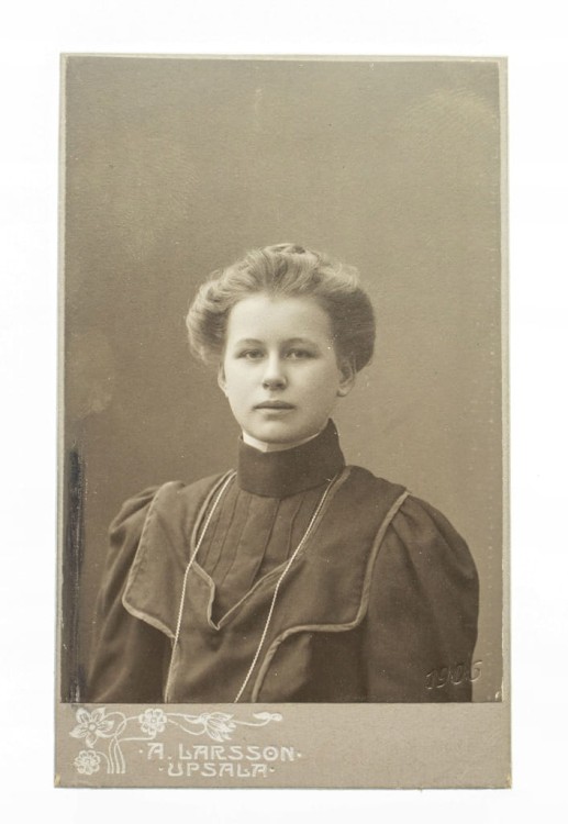 KOBIETA W SUKNI - ATELIER UPPSALA 1906
