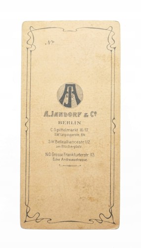 KOBIETA W SUKNI - ATELIER BERLIN