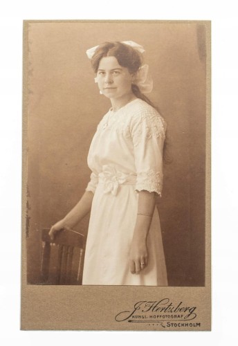 KOBIETA W BIAŁEJ SUKNI - ATELIER SZTOKHOLM 1912