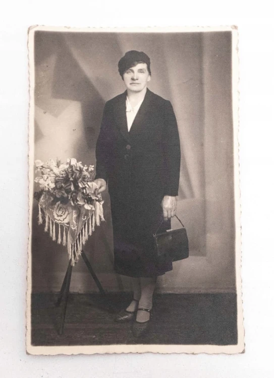 STARA FOTOGRAFIA - KOBIETA W PŁASZCZU, ZGIERZ 1940