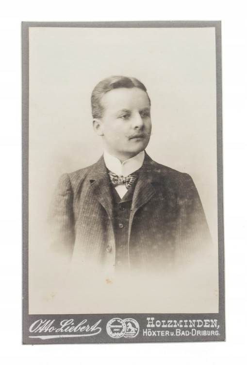 MĘŻCZYZNA W GARNITURZE - ATELIER HOLZMIDEN 1904