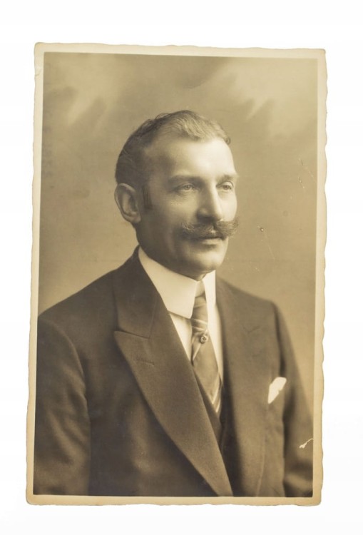STARA FOTOGRAFIA - MĘŻCZYZNA W GARNITURZE 1922