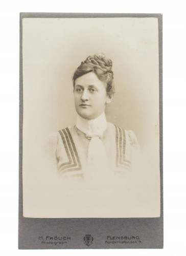 KOBIETA W SUKNI - ATELIER FLENSBURG 1905
