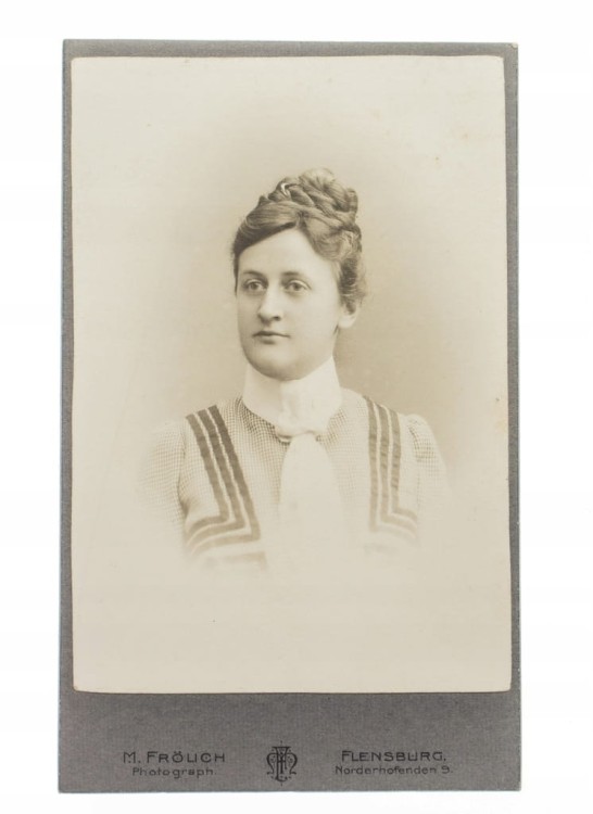 KOBIETA W SUKNI - ATELIER FLENSBURG 1905