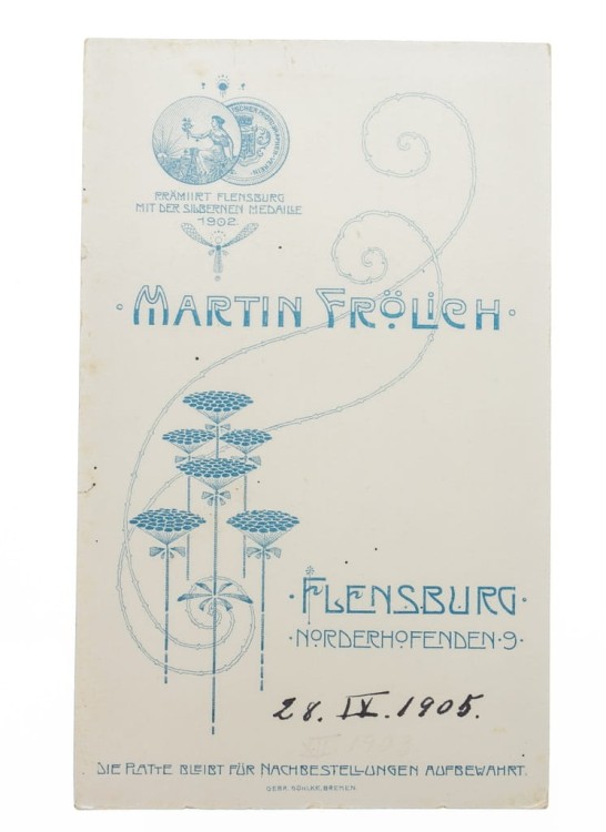 KOBIETA W SUKNI - ATELIER FLENSBURG 1905