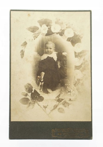 MAŁE DZIECKO Z KONIKIEM - ATELIER WENZEL BERLIN