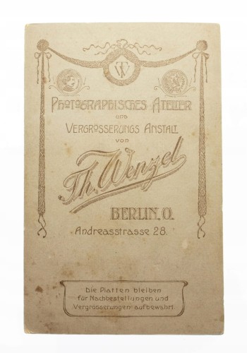 MAŁE DZIECKO Z KONIKIEM - ATELIER WENZEL BERLIN