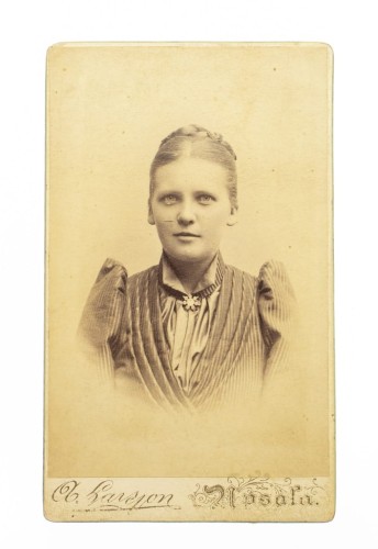 MŁODA KOBIETA W MARYNARCE - ATELIER UPPSALA