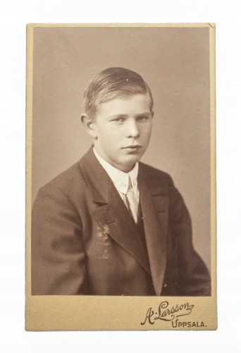 MŁODY MĘŻCZYZNA W GARNITURZE -ATELIER UPPSALA 1918