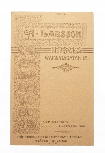 MŁODY MĘŻCZYZNA W GARNITURZE -ATELIER UPPSALA 1918