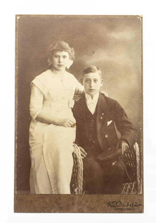 MŁODY CHŁOPAK Z DZIEWCZYNĄ - ATELIER NORRKOPING