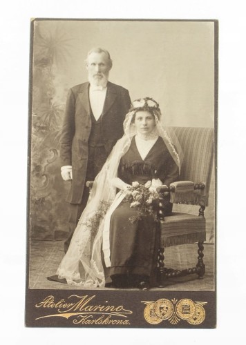 MĘŻCZYZNA Z PANNĄ MŁODĄ - ATELIER KARLSKRONA