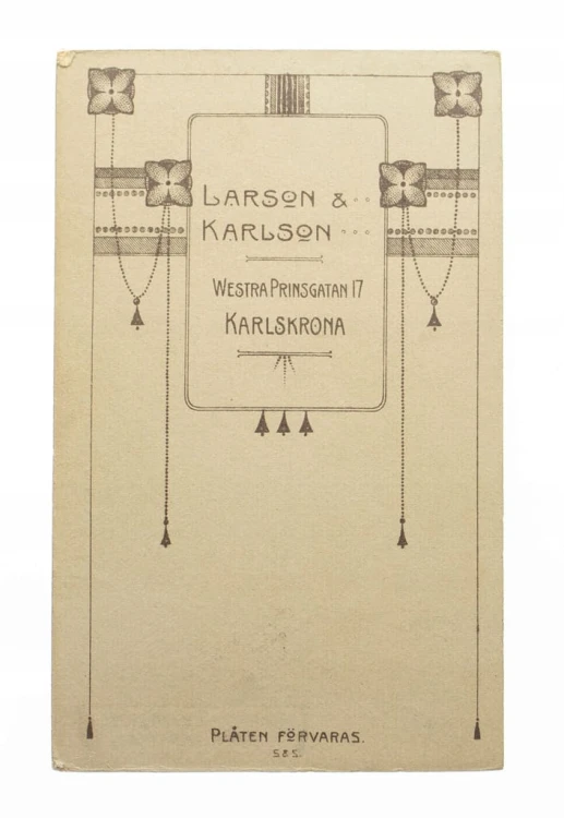 MAŁE DZIECKO NA FOTELU - ATELIER KARLSKRONA