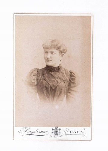 STARA FOTOGRAFIA - KOBIETA W SUKNI, ATELIER ENGELMANN, POZNAŃ 1895