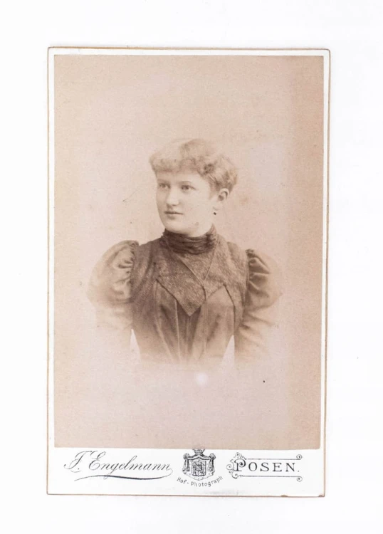 STARA FOTOGRAFIA - KOBIETA W SUKNI, ATELIER ENGELMANN, POZNAŃ 1895